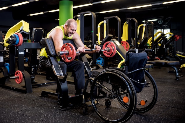 Uomo disabile formazione nella palestra del centro di riabilitazione