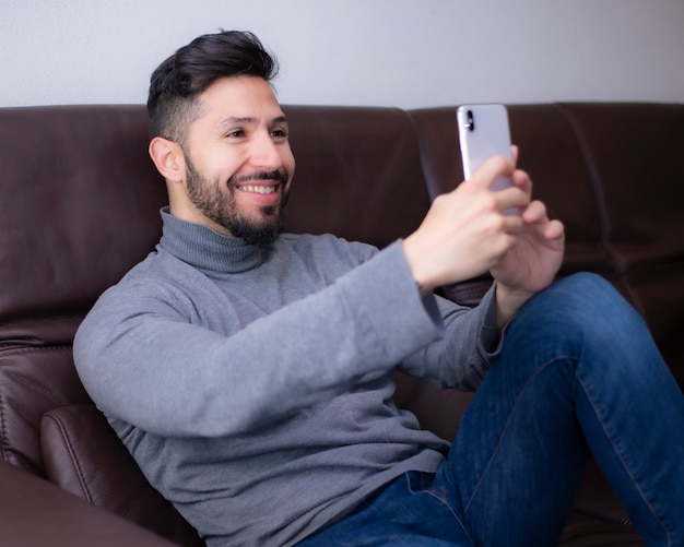 Uomo divertendosi guardando smartphone