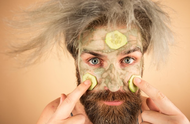 Uomo divertente con una maschera in un salone di bellezza Trattamento facciale