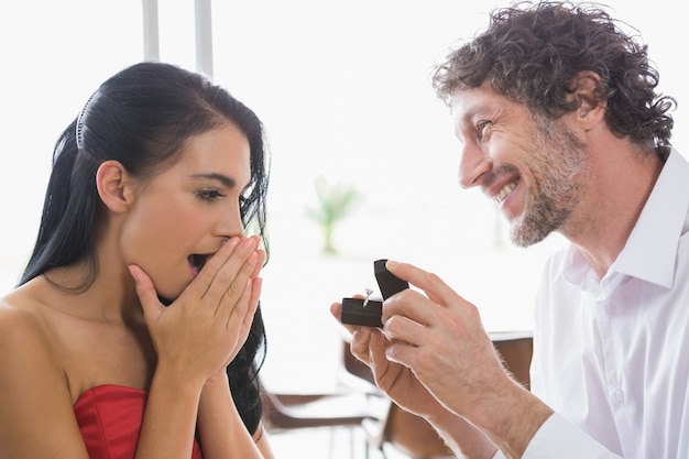 Uomo donna sorprendente con un anello di fidanzamento