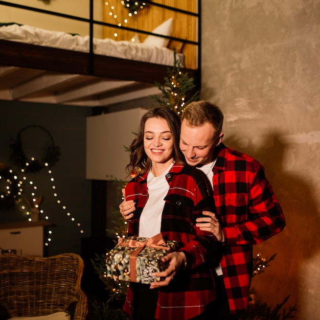 Uomo donna sorpresa per Natale, coppia di innamorati