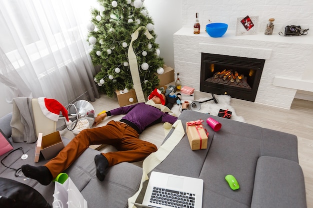 Uomo dopo una pesante festa di Natale a casa