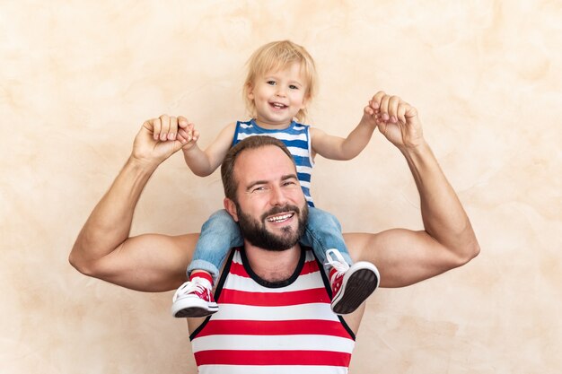 Uomo e bambino a casa. Padre e figlio che si divertono insieme.