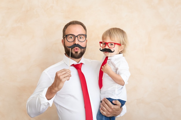 Uomo e bambino a casa. Padre e figlio che si divertono insieme.