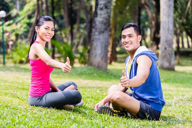 Uomo e donna a ginnastica sportiva nel parco