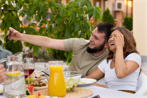 Uomo e donna a tiro medio che si fanno selfie