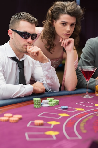 Uomo e donna al tavolo da poker