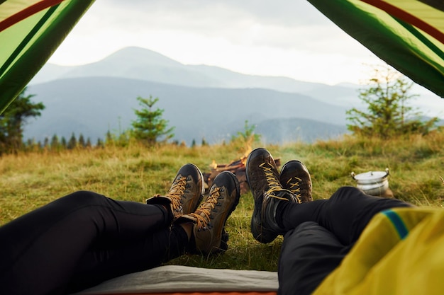 Uomo e donna all'interno della tenda insieme Maestose montagne dei Carpazi Bellissimo paesaggio di natura incontaminata