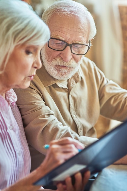 Uomo e donna anziani che controllano le finanze interne