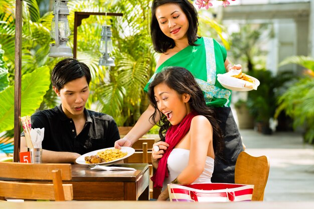 Uomo e donna asiatici in ristorante