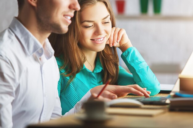 Uomo e donna attraenti che lavorano al progetto