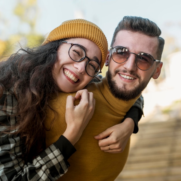 Uomo e donna belli e felici nel parco