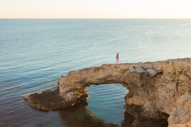 Uomo e donna che abbraccia al mare