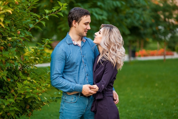 Uomo e donna che abbracciano nel parco