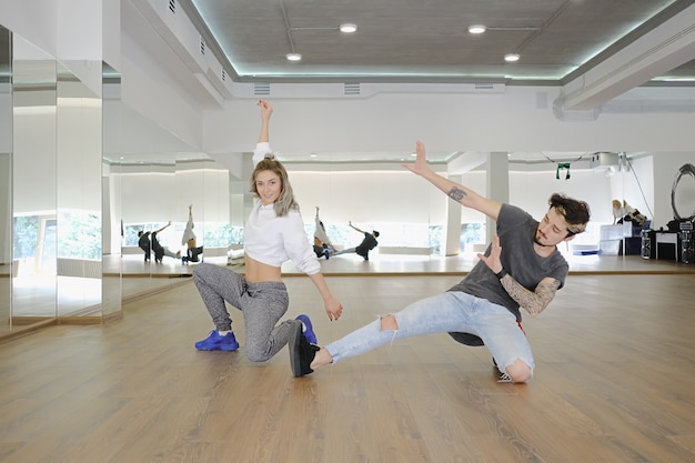 Uomo e donna che balla