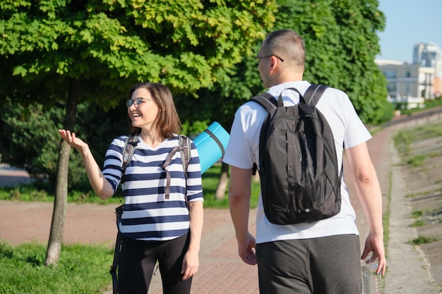 Uomo e donna che camminano all'aperto, persone che parlano