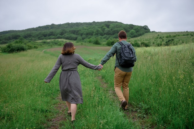 Uomo e donna che camminano su un campo