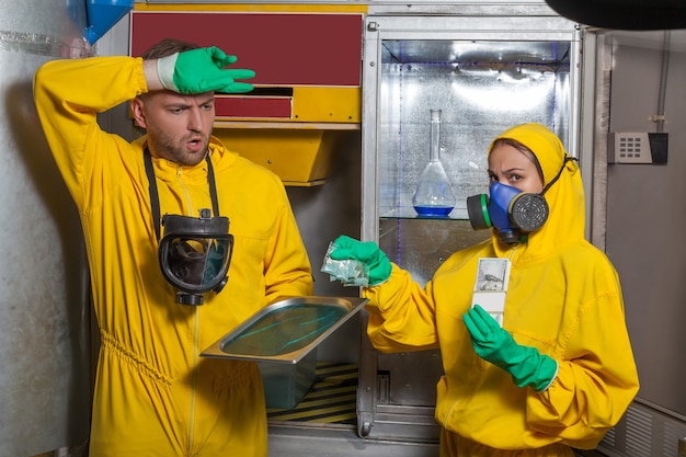 Uomo e donna che cucinano meth