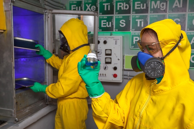 Uomo e donna che cucinano meth