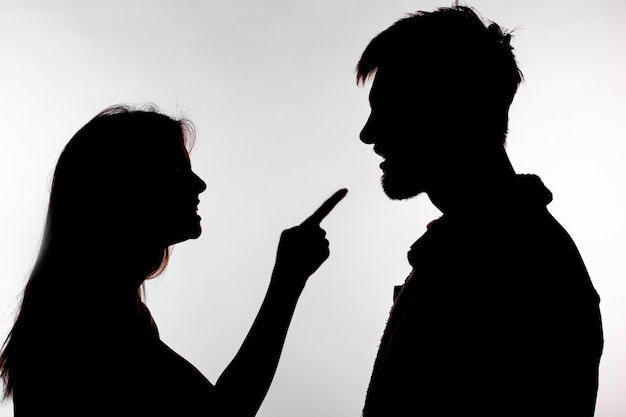 Uomo e donna che esprimono violenza domestica in sagoma di studio