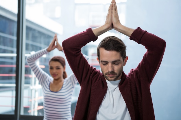 Uomo e donna che fanno yoga