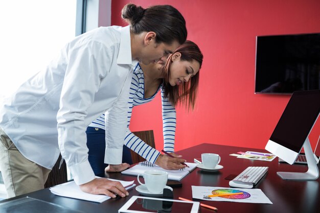 Uomo e donna che lavorano in ufficio