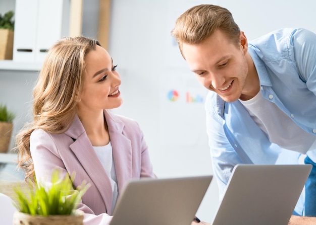 Uomo e donna che lavorano in ufficio