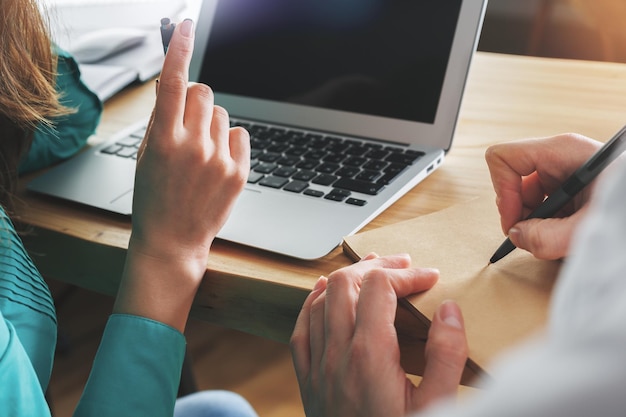 Uomo e donna che lavorano insieme