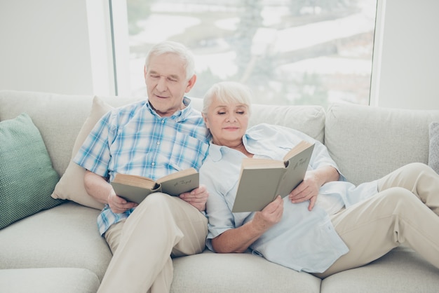 Uomo e donna che leggono libri