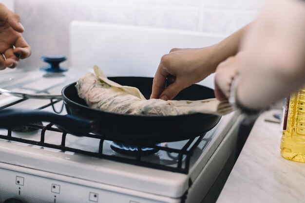 Uomo e donna che preparano un'insalata di verdure