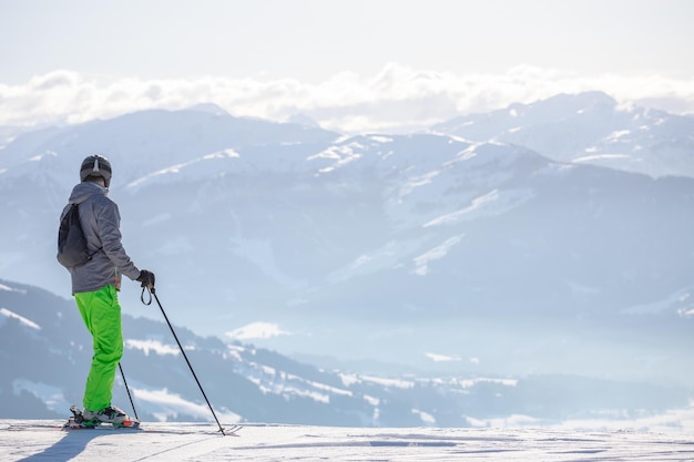 Uomo e donna che sciano e fanno snowboard nella stazione sciistica di montagna