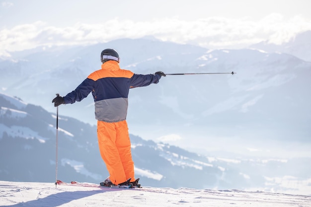 Uomo e donna che sciano e fanno snowboard nella stazione sciistica di montagna