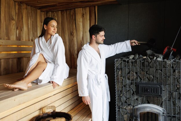 Uomo e donna che si rilassano nella sauna