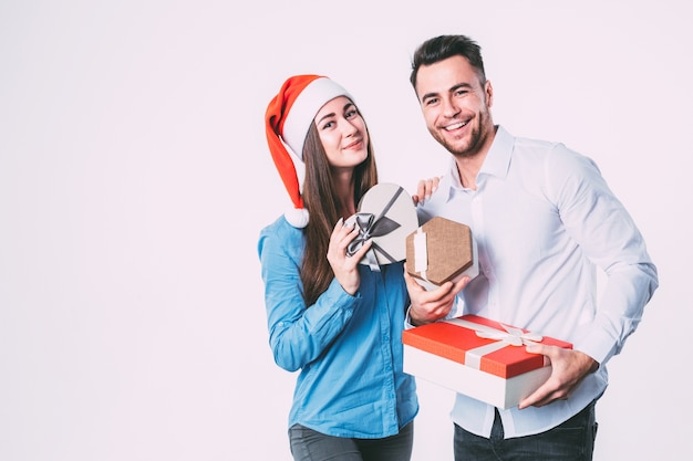 Uomo e donna che sorridono e che tengono i regali