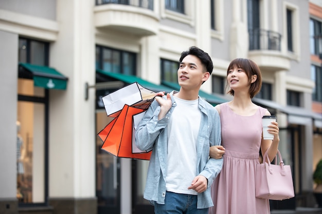 Uomo e donna con borse della spesa colorate