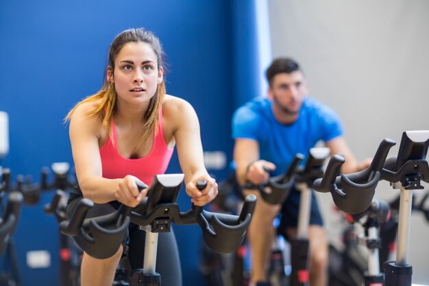 Uomo e donna con cyclette