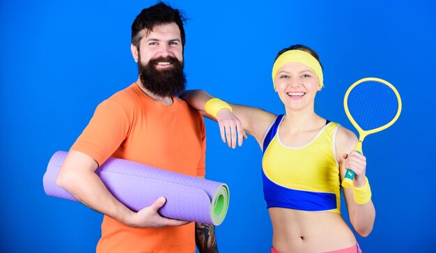 Uomo e donna con tappetino da yoga e attrezzatura sportiva Ragazza e ragazzo vivono una vita sana Lezione di fitness Mantenere quei muscoli flessibili Concetto di stile di vita sano Esercizi di fitness Allenamento e fitness