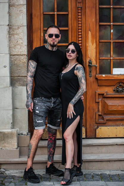 uomo e donna con tatuaggi all'aperto