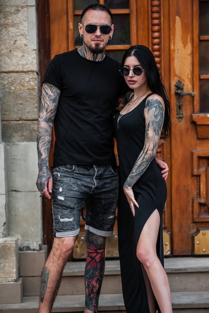 uomo e donna con tatuaggi all'aperto