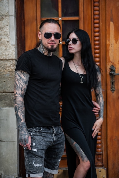 uomo e donna con tatuaggi all'aperto