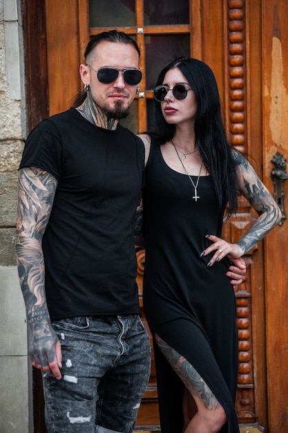 uomo e donna con tatuaggi all'aperto