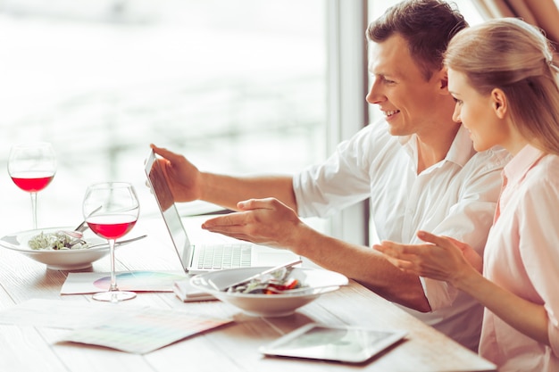 Uomo e donna di affari che discutono gli affari.