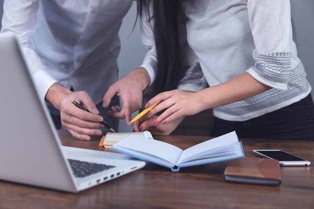 Uomo e donna di affari che lavorano nell'ufficio