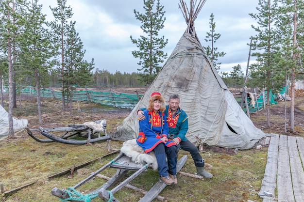 Uomo e donna, donna saami, sami in abito nazionale, villaggio saami sulla penisola di Kola, Russia.