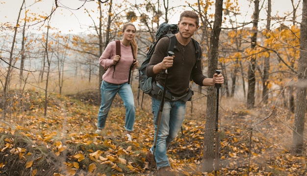 Uomo E Donna Escursionismo In Autunno Natura