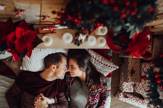Uomo e donna festeggiano il Natale insieme in una calda atmosfera a casa atmosphere