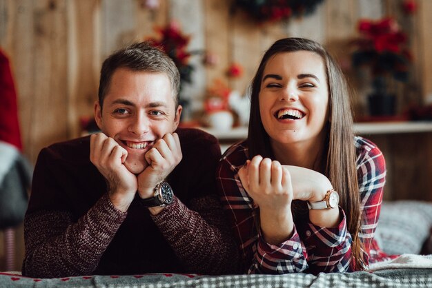 Uomo e donna festeggiano il Natale insieme in una calda atmosfera a casa atmosphere