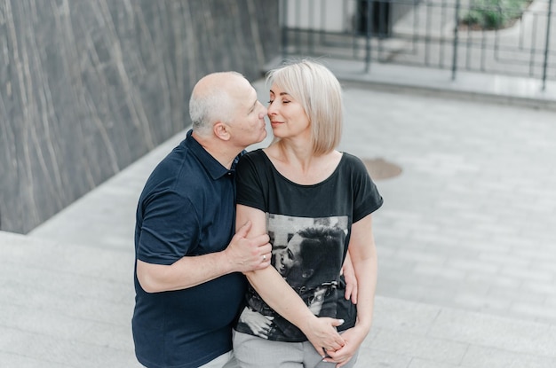 uomo e donna in magliette scure per strada