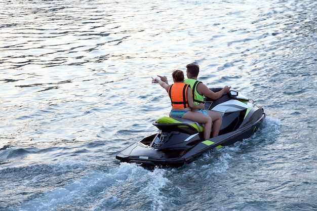 Uomo e donna in moto d'acqua