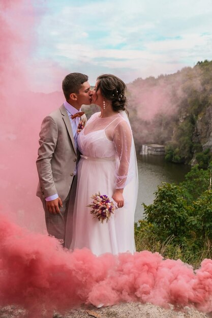 Uomo e donna in piedi contro il muro rosa